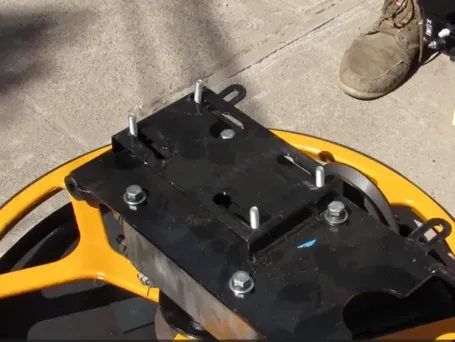 Colocación de pernos en los orificios de la caja reductora Helicóptero Alisador para Concreto