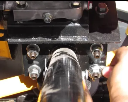 Instalación de la columna en los pernos del cuerpo del helicóptero